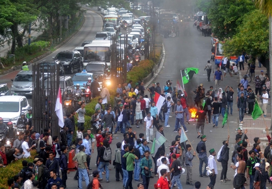 Bakaran ban bekas bikin suasana mencekam saat massa HMI serbu KPK