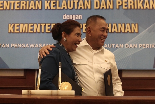 Keakraban Susi Pudjiastuti dan Ryamizard saat MoU pengawasan laut