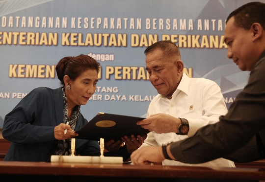 Keakraban Susi Pudjiastuti dan Ryamizard saat MoU pengawasan laut