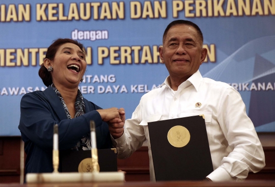 Keakraban Susi Pudjiastuti dan Ryamizard saat MoU pengawasan laut