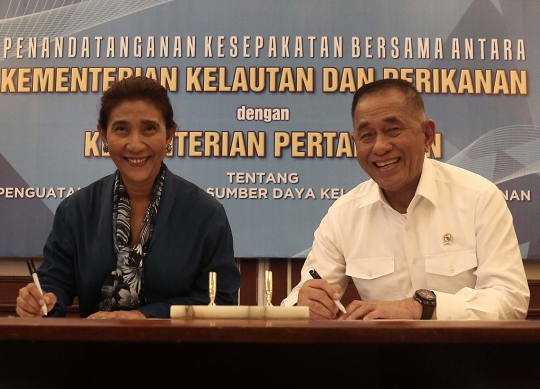 Keakraban Susi Pudjiastuti dan Ryamizard saat MoU pengawasan laut