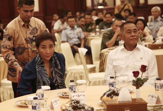 Keakraban Susi Pudjiastuti dan Ryamizard saat MoU pengawasan laut