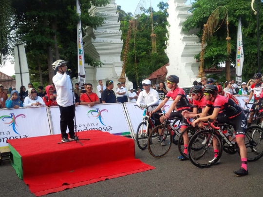 Gaya Bupati Azwar Anas buka International Tour de Banyuwangi Ijen