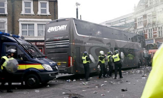Aksi brutal ratusan suporter West Ham lempari bus MU dengan botol