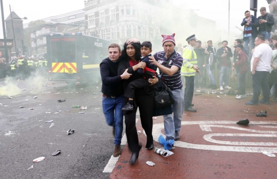 Aksi brutal ratusan suporter West Ham lempari bus MU dengan botol