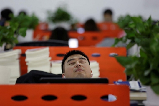 Menengok uniknya budaya tidur siang pekerja kantoran di China