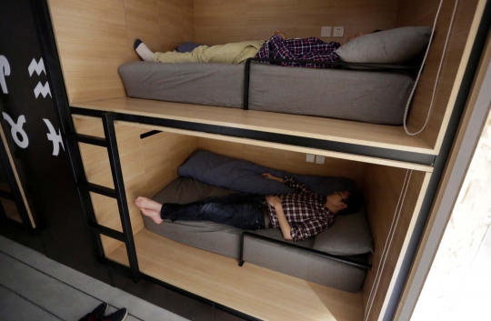 Menengok uniknya budaya tidur siang pekerja kantoran di China