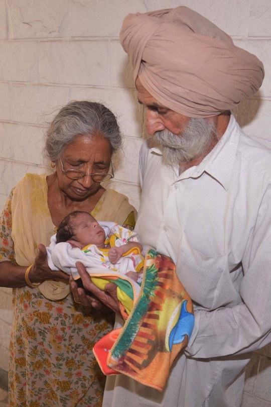 Kebahagiaan wanita 70 tahun di India lahirkan bayi laki-laki