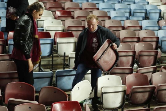 Semrawutnya Stadion Boleyn Ground usai laga West Ham vs MU