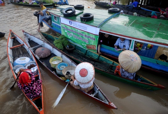 Uniknya penukaran uang terapung di Pasar Lok Baintan