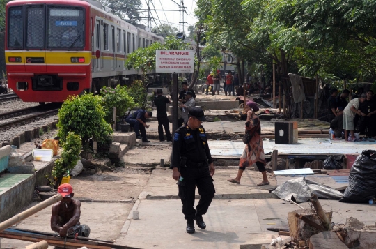 Polsuska bongkar bangunan liar di pinggir rel Jatinegara