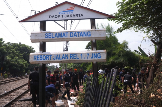 Polsuska bongkar bangunan liar di pinggir rel Jatinegara