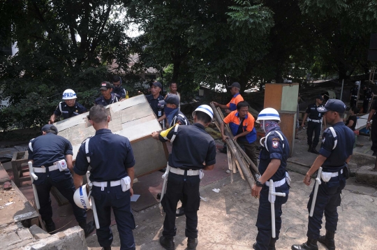 Polsuska bongkar bangunan liar di pinggir rel Jatinegara