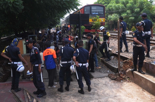 Polsuska bongkar bangunan liar di pinggir rel Jatinegara