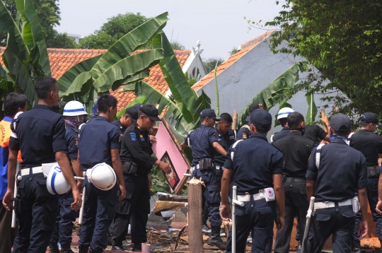 Polsuska bongkar bangunan liar di pinggir rel Jatinegara