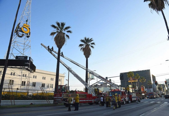 Aksi nekat dan berbahaya pria ini bikin repot kepolisian California