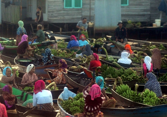 Melihat aktivitas Pasar Terapung Lok Baintan di pagi hari