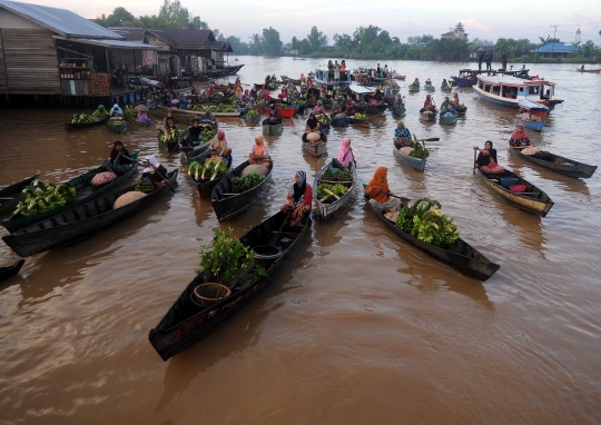 Melihat aktivitas Pasar Terapung Lok Baintan di pagi hari