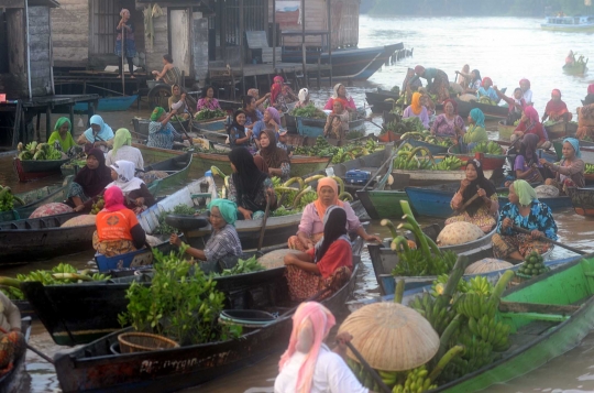 Melihat aktivitas Pasar Terapung Lok Baintan di pagi hari