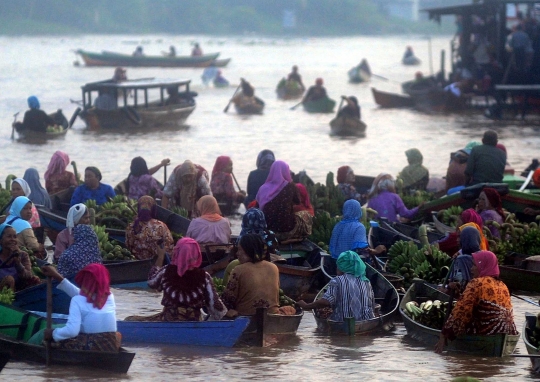 Melihat aktivitas Pasar Terapung Lok Baintan di pagi hari