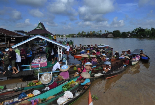 Melihat aktivitas Pasar Terapung Lok Baintan di pagi hari