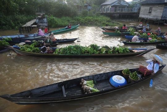 Melihat aktivitas Pasar Terapung Lok Baintan di pagi hari