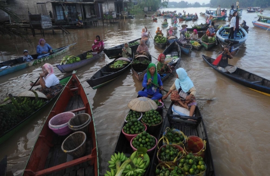 Melihat aktivitas Pasar Terapung Lok Baintan di pagi hari