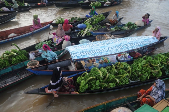 Melihat aktivitas Pasar Terapung Lok Baintan di pagi hari