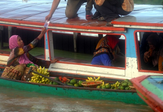 Melihat aktivitas Pasar Terapung Lok Baintan di pagi hari