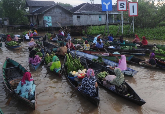 Melihat aktivitas Pasar Terapung Lok Baintan di pagi hari