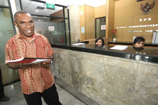 Mantan Wakil Bupati Fakfak perlihatkan bukti laporan korupsi