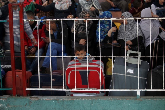 Perbatasan dibuka, ratusan warga Gaza membeludak masuk ke Mesir