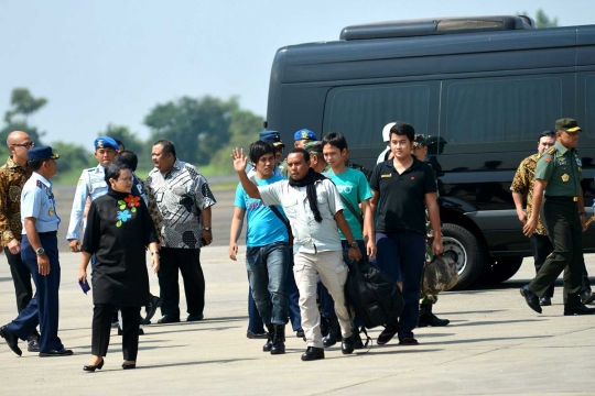 Menlu Retno sambut langsung 4 sandera Abu Sayyaf di Lanud Halim