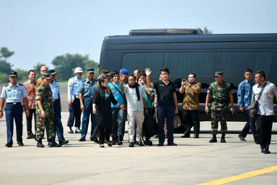 Menlu Retno sambut langsung 4 sandera Abu Sayyaf di Lanud Halim