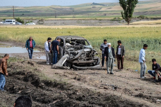 Lubang raksasa bekas ledakan bom ini hebohkan warga Turki