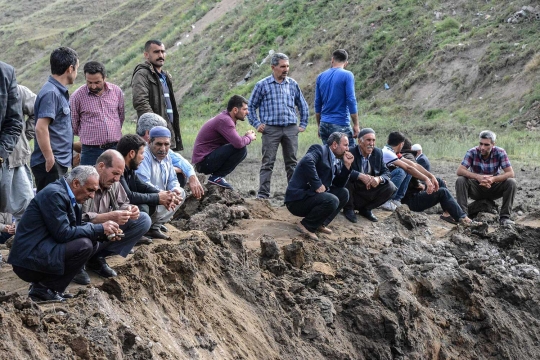 Lubang raksasa bekas ledakan bom ini hebohkan warga Turki