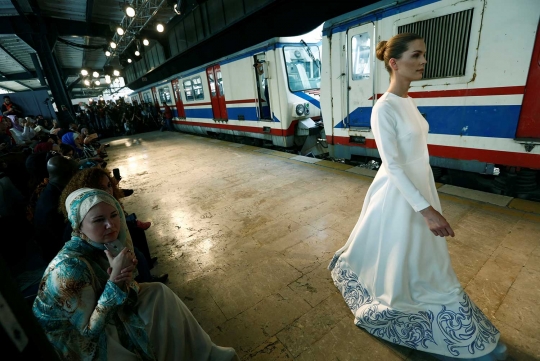 Unik, peragaan busana muslimah digelar di stasiun bersejarah Turki