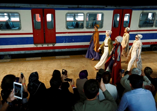 Unik, peragaan busana muslimah digelar di stasiun bersejarah Turki