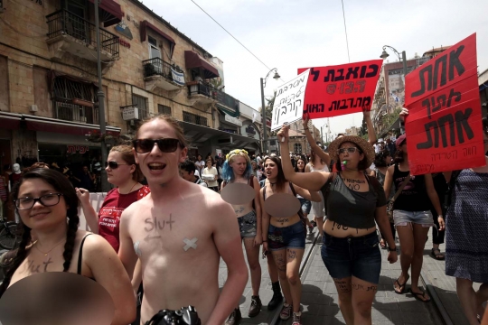 Aksi wanita Israel kenakan pakaian dalam saat demo kekerasan seksual