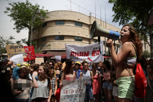 Aksi wanita Israel kenakan pakaian dalam saat demo kekerasan seksual