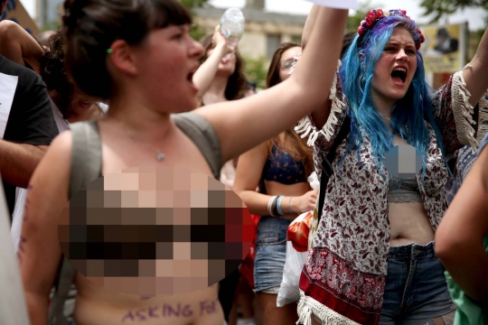 Aksi wanita Israel kenakan pakaian dalam saat demo kekerasan seksual