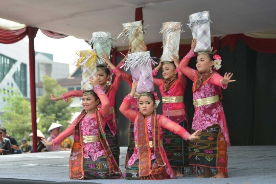 Aksi penari cilik meriahkan Jakarta Dance Carnival 2016