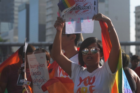 Aksi puluhan kaum LGBT tolak kekerasan seksual di Bundaran HI