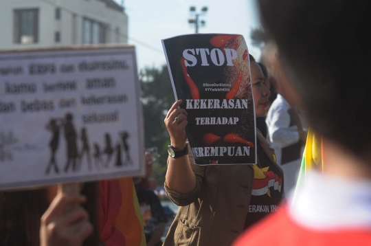 Aksi puluhan kaum LGBT tolak kekerasan seksual di Bundaran HI