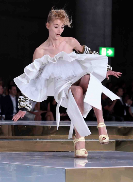 Momen memalukan model terjatuh di catwalk Fashion Week Australia