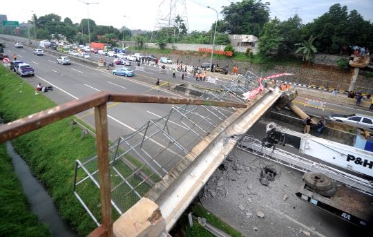 Pemberlakuan contra flow akibat JPO ambruk di Tol BSD