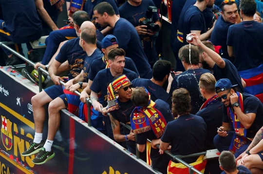 Kemeriahan ribuan suporter Barcelona pawai trofi La Liga 2015-2016