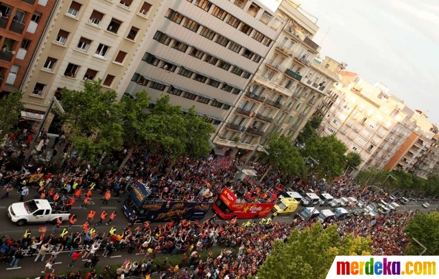 Foto : Kemeriahan ribuan suporter Barcelona pawai trofi La 