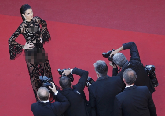 Hot, Kendall Jenner bergaun transparan di Festival Cannes