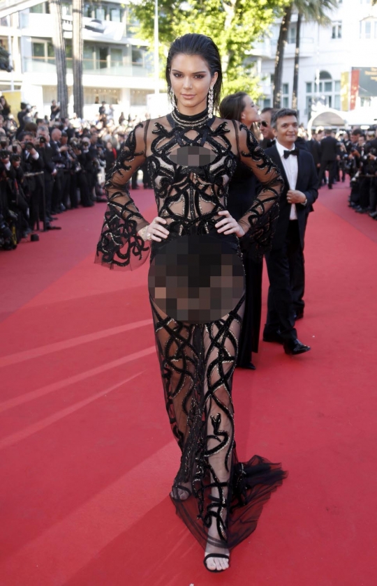 Hot, Kendall Jenner bergaun transparan di Festival Cannes